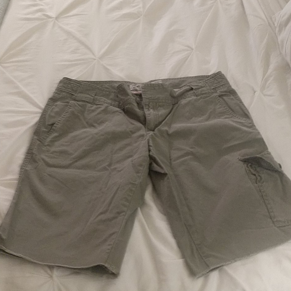🌺Old Navy raw edge Bermuda  shorts